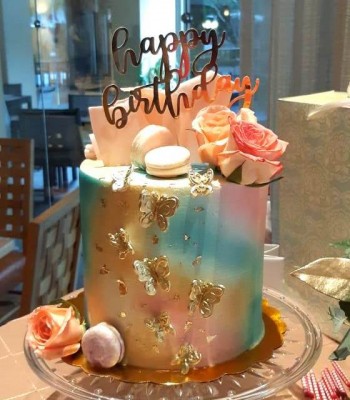 El pastel de cumpleaños fue elaborado por Hanan´s Bakery, con una apuesta de mariposas, macarrons, rosas y lascas de chocolate blanco