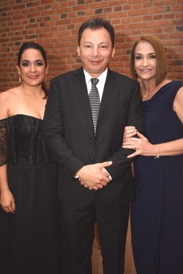 Ena Interiano, Julio Ávila y Lilian Interiano.