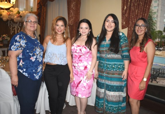 Enma Escoto, Cindy Castellanos, Asben Orellana, Stephany Rivera y Paola Flores