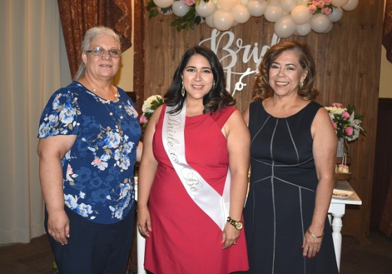 Enma Escoto, Lorraine Johanna Oyuela y su madre, Ilsa de Oyuela