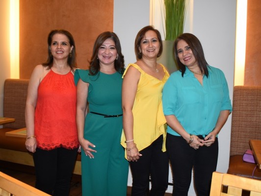 Esther Andonie, Dunia Rivera, Sandra Andonie y Laura Noriega