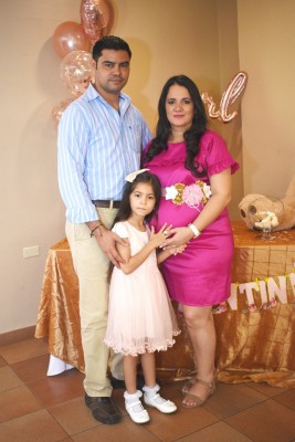 Fabricio Zuniga, Iliana Rivera de Zuniga y su primera princesa, Alessia, celebrando VALENTINA