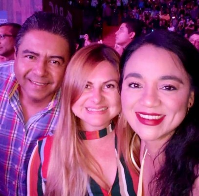 Fernando Ruiz, Iris Paz y Esther Bravo en el gran concierto de Vilma Palma e Vampiros en El Salvador durante el conciertazo de Vilma Palma e Vampiros