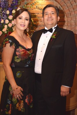 Gustavo Robelo, padre del novio junto a su esposa Emma de Robelo.
