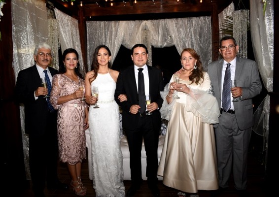 Héctor y Débora de Reyes junto a su hija, Mildred Reyes, Guillermo Bográn con sus padres, Lía y Samuel Bográn