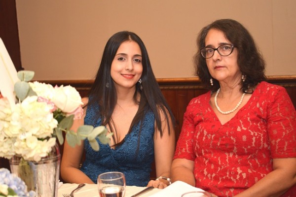Isby Sánchez y Marilyn Rivera, madre del novio.