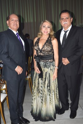 Jorge Paz con Ivonne y Rolando Mourra.