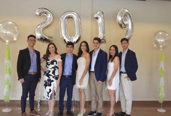 Los Seniors 2019 de La Salle: Jose Adrian Velasquez, Daniela Molina, David Perdomo, Julia Zuniga, Ruben Lozano, Fabiana Rivera y Samuel Flores