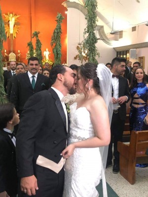 Juan y Tania sellaron con un romántico beso su unión eclesiástica