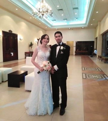 Karen Gabriela Mejía Verdial y Salvador Paz Noriega en el Lobby del salón de recepción en su noche de bodas
