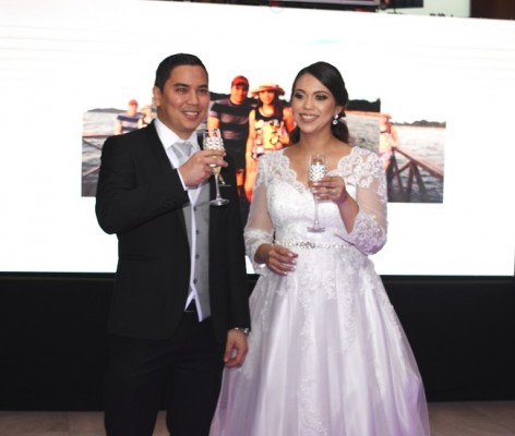 Kevin y Arlene brindaron su amor, mientras el padre de la novia, Raul Coello, invito a todos a levantar sus copas durante el tradicional protocolo.