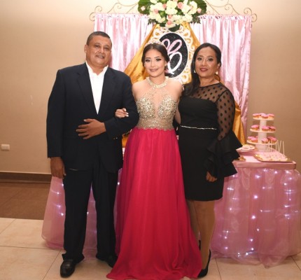 La bella quinceañera con sus padres, Carlos Arévalo y Miriam Maldonado de Arévalo.