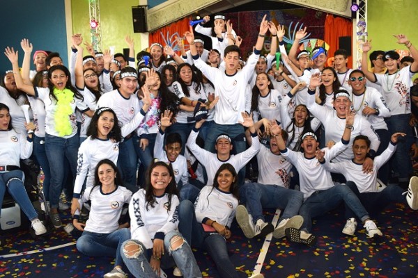 La generación 2020 de la Freedom School se mostró muy feliz por su logro estudiantil.