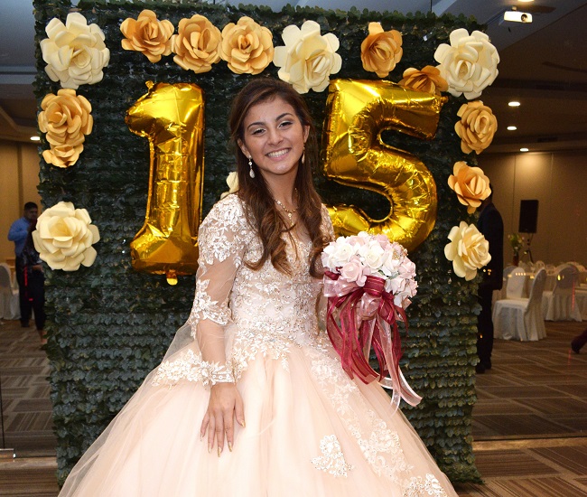 Emotiva fiesta de quinceañera