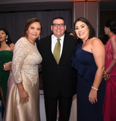 La madre de la novia, María Eugenia Chinchilla vda. de Handal junto a su primo, Juan Manuel Torres y Sandra de Torres.