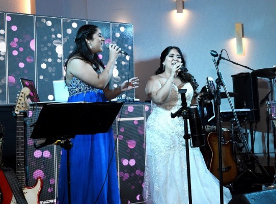 Como colofín final y parte especial de la velada nupcial, la novia canto una de sus melodías favoritas junto a Gyselle Morales.