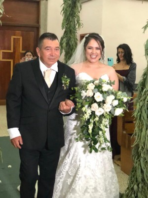 Ingresando a la Iglesia María Reina del Mundo, la novia del brazo de su padre, Marco Antonio Guzmán