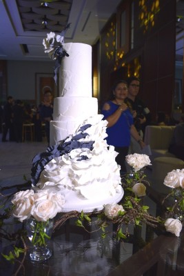 El pastel de bodas fue elaborada especialmente para los esposos Batres-Verdial por Nadia Canahuati de Signature Cakes