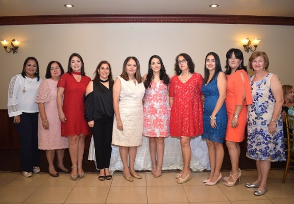 Las anfitrionas del bridal shower dedicado a Eugenia Handal en una imagen para Farah La Revista