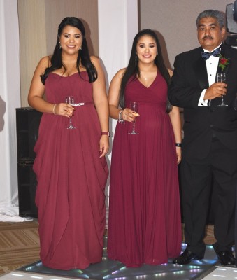 Las hermanas del novio, Nataly Obando y Alejandra Obando junto a su padre.