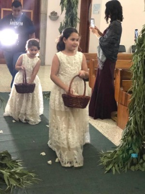 Las pqueñas hijas de los novios, Yamilah y Rannia Jaar Guzmán, fueron las floristas del enlace de sus padres.
