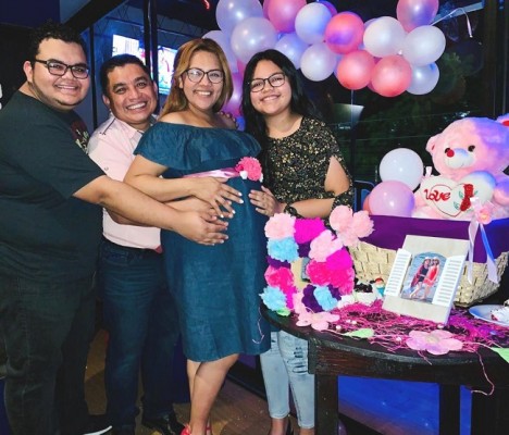 Lilian Flores Mendoza y Osman Lara celebraron la bienvenida de su pequeña Dazli Zoe Lara Flores, quien verá la luz del mundo ¡mañana miércoles 7 de agosto! ¡Felicidades a la familia Lara Mendoza por el advenimiento de su tercera bendición!