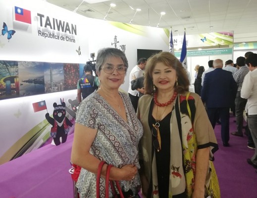 Linda Coello con Maritza Lara en la Expo Taiwan
