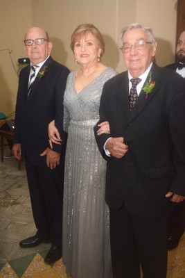 Los abuelos del novio, Gustavo e Imelda Róbelo con Luis Mestayer.