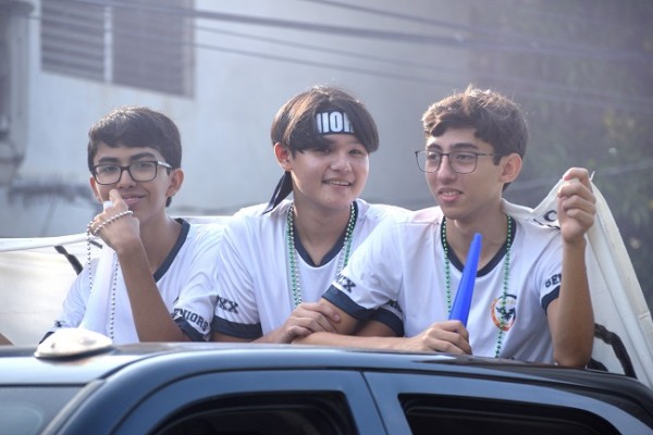 Los alumnos disfrutaron el trayecto hacia la escuela que los vio crecer.