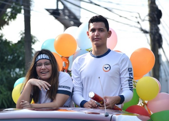 Los estudiantes iban preparados con confetti para festejar la etapa final de sus estudios escolares