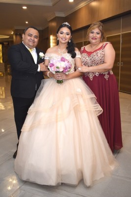Los felices padres, Patricia y Leonel Aguilar con su apreciada hija Leonela Estefanía Aguilar.