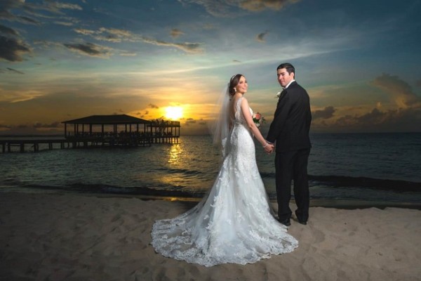 Los novios se mostraron acoplados en todo sentido…sus outfit nupciales fueron evidencia de esto. Karen Gabriela lució espléndida en su modelo exclusivo de Morilee by Madeline Gardner (Fotografía: Román Valle)