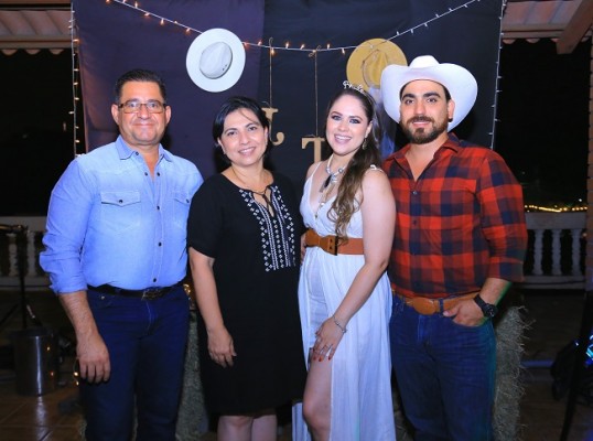 Los padrinos de boda, Erick y Juana Lupi, junto a Tania Guzmán y Juan Jaar