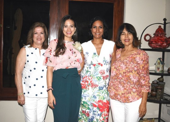 Malissa de Pineda, Mildred Reyes, Aida Floresl y Aida Espinal