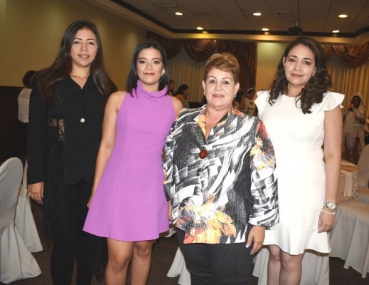 Margarita Benitez, Colette Benitez, Iris Reyes y Cristina Castro