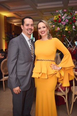 Mario y su bella esposa, Marcela Cueva de López.