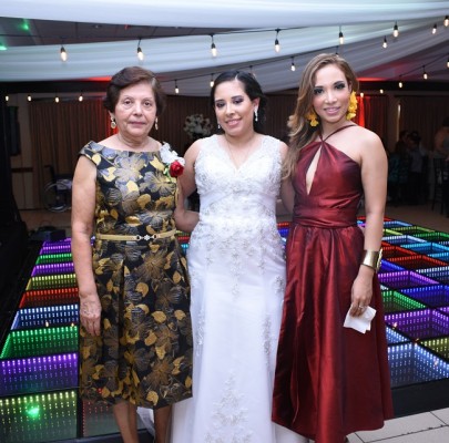 María Jesús Estrada con su hija, Ligia María Bautista Estrada y su hermana, Zevieta Bautista