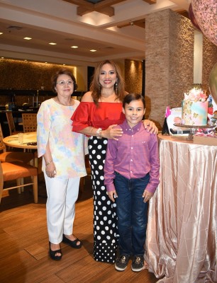 Menita Espinoza junto a su nuera, Marielos Gutiérrez y su hijo, Alejandro Gutiérrez