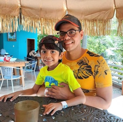Miguel Bargas con su hijo en Paraiso Rainforest & Beach Hotel.