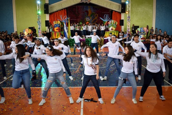 Momento en que los 61 estudiantes realizaron su dance entrance.