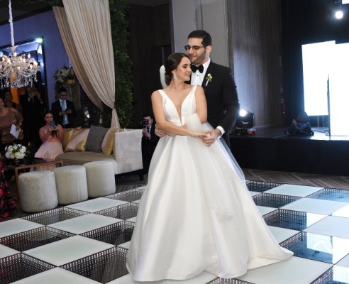 Nader Sikaffy Bandack y Marilyn Gissel Márquez Sevilla, lucieron impecables en su mágica noche de bodas.