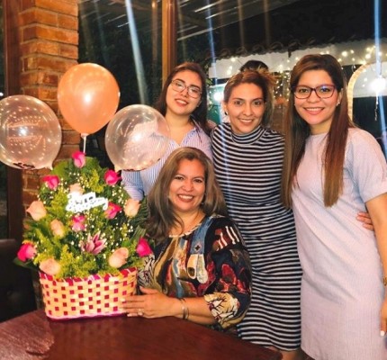 Nayeli, Teresa, Greisy y la guapísima Delmy Canales, celebrando su cumple con su hermoso ramillete de hijas ¡Felicidades!