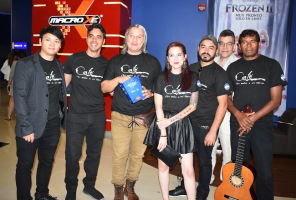 Parte del elenco de la película hondureña Café con Sabor a mi Tierra que próximamente se comenzará a exhibir en Estados Unidos ¡Felicidades para Carlos Membreño!