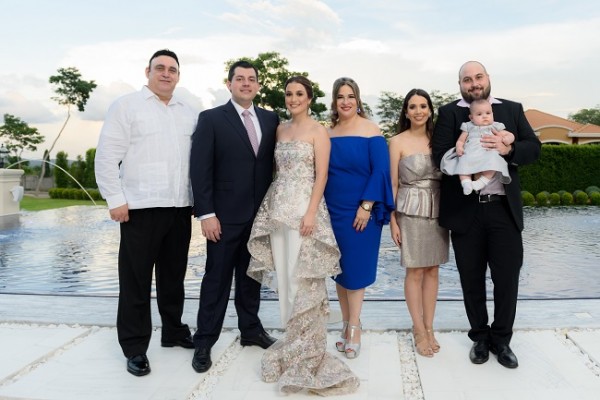 Roberto Interiano, Gustavo Robelo, Andres Interiano, Gabriela de Interiano, Maria Fernando Restrepo y el hermano de la novia, Jorge Roberto Interiano con su bebita, Fabiana Interiano Restrepo