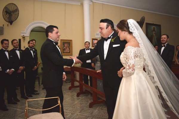 Roberto Interiano entregando su hija Andrea en el altar emotivo instante!