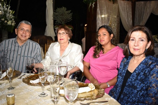 Roberto Reyes Silva, la abuela paterna de la novia Ema de Reyes, Francis Martínez y Emy Fayad