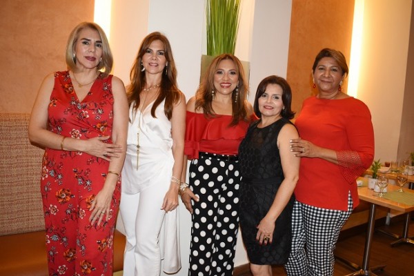 Rosaisela Castellon, Viena Bayde, Marielos Gutiérrez, Waldina Lozano y Leslie Bú
