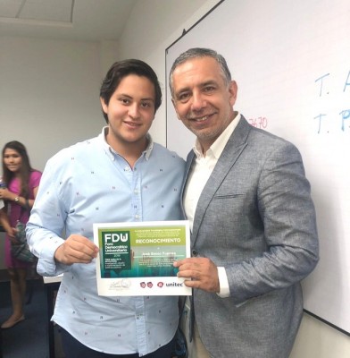 Simón Fuentes junto al alcalde de Chile Ciudad Penco, quien impartió un taller de Unitec