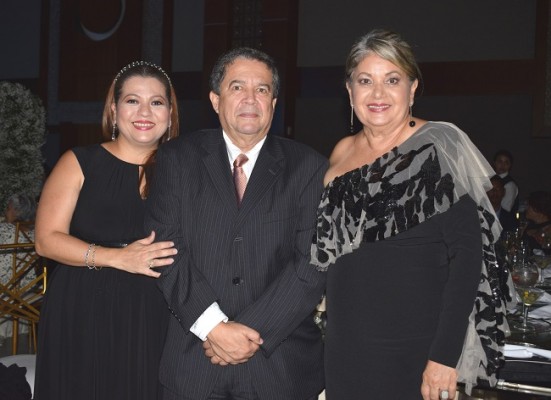 Sulim y Mario Soto con Leticia de Morales.
