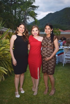 Tania Bueso, Ana María Bueso y Jacqueline Sánchez.